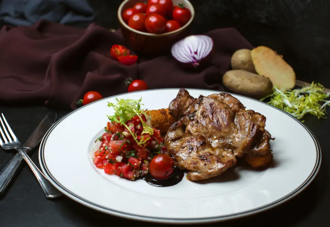 r&oacute;żne dania z udźca wołowego, pieczeń wołowa, gulasz wołowy