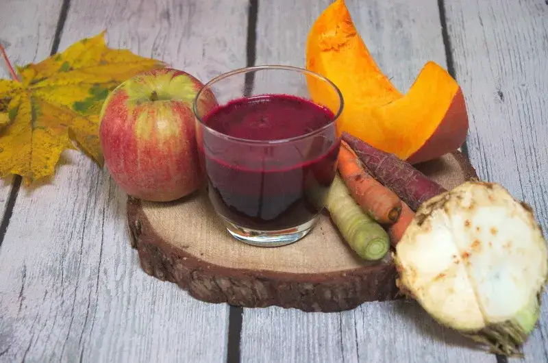 świeże buraki, jabłka, marchewka, sokowirówka