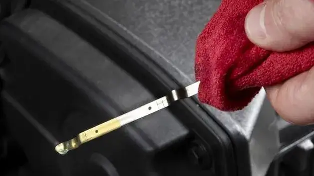 Motocyklista sprawdza poziom oleju silnikowego