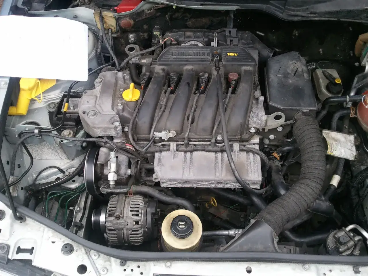 Silnik Renault Megane, widoczny jest zbiornik płynu chłodniczego. Sprawdź instrukcję, ile wchodzi płynu chłodniczego do renault megane.