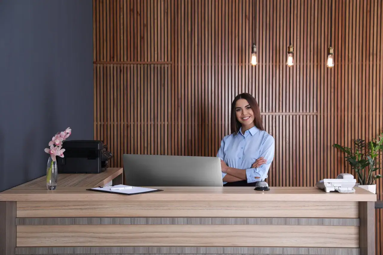 recepcjonistka hotelowa praca zarobki