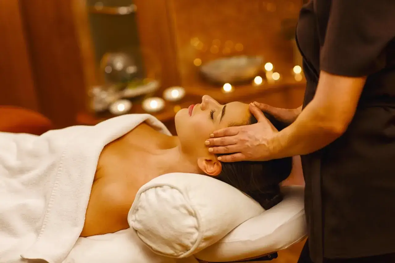 Relaks na masażu głowy. Idealny prezent: bon do spa dla ukochanej osoby.