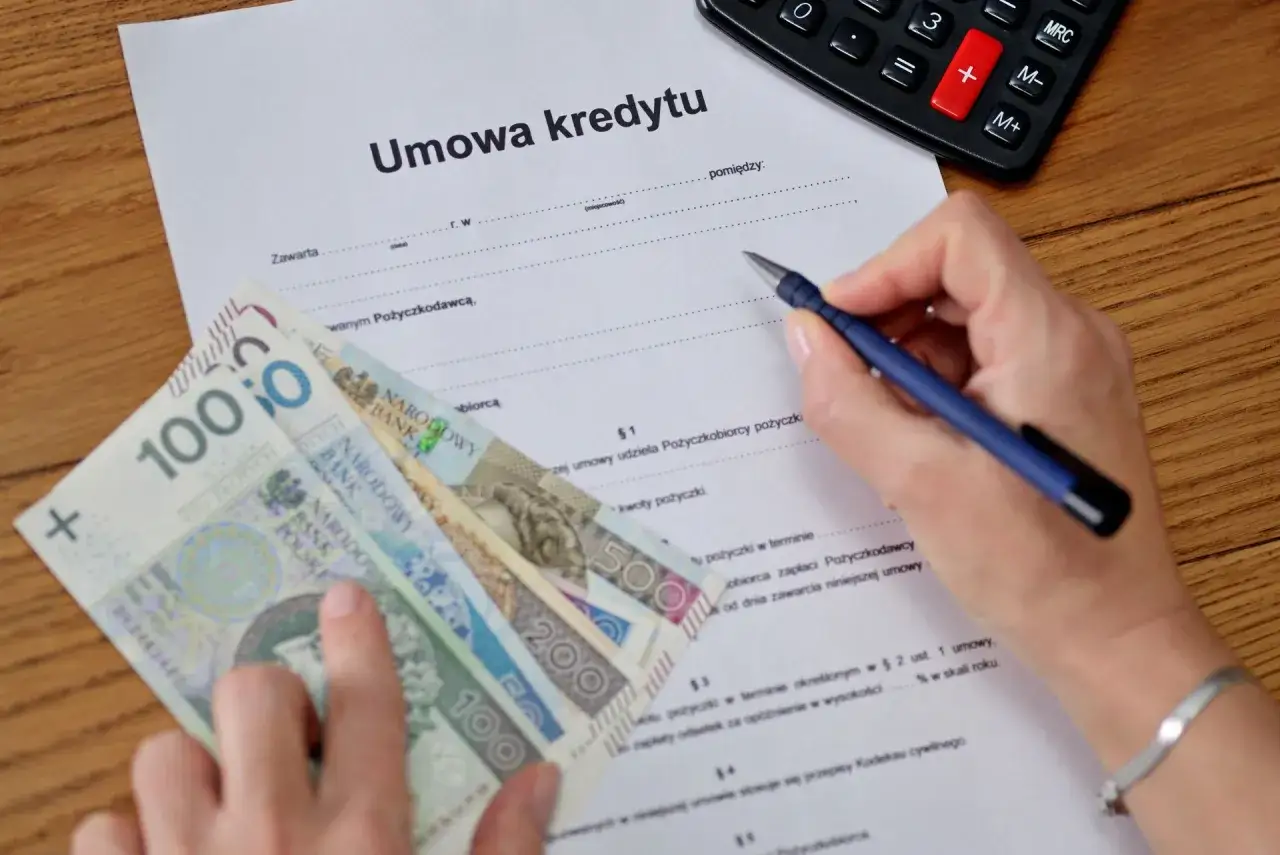 Umowa kredytu, pieniądze i kalkulator. Kiedy pożyczka bocian spłacam raty, kiedy mogę dobrać kolejną pożyczkę?