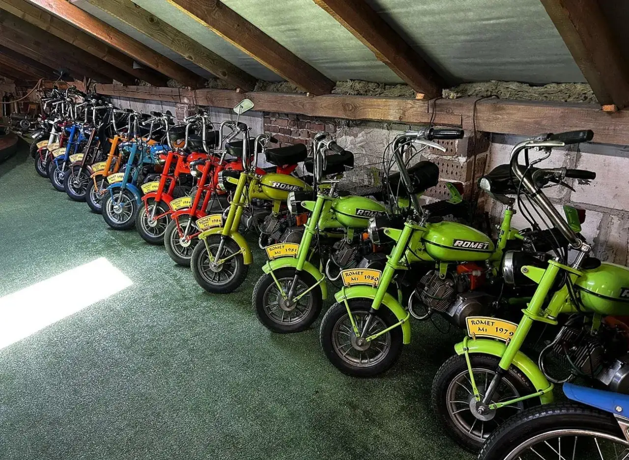 Motorower zabytkowy na ż&oacute;łtych tablicach