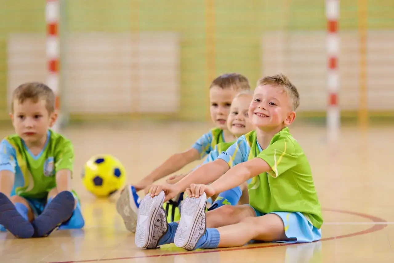 dzieci 4-6 lat grające w piłkę nożną