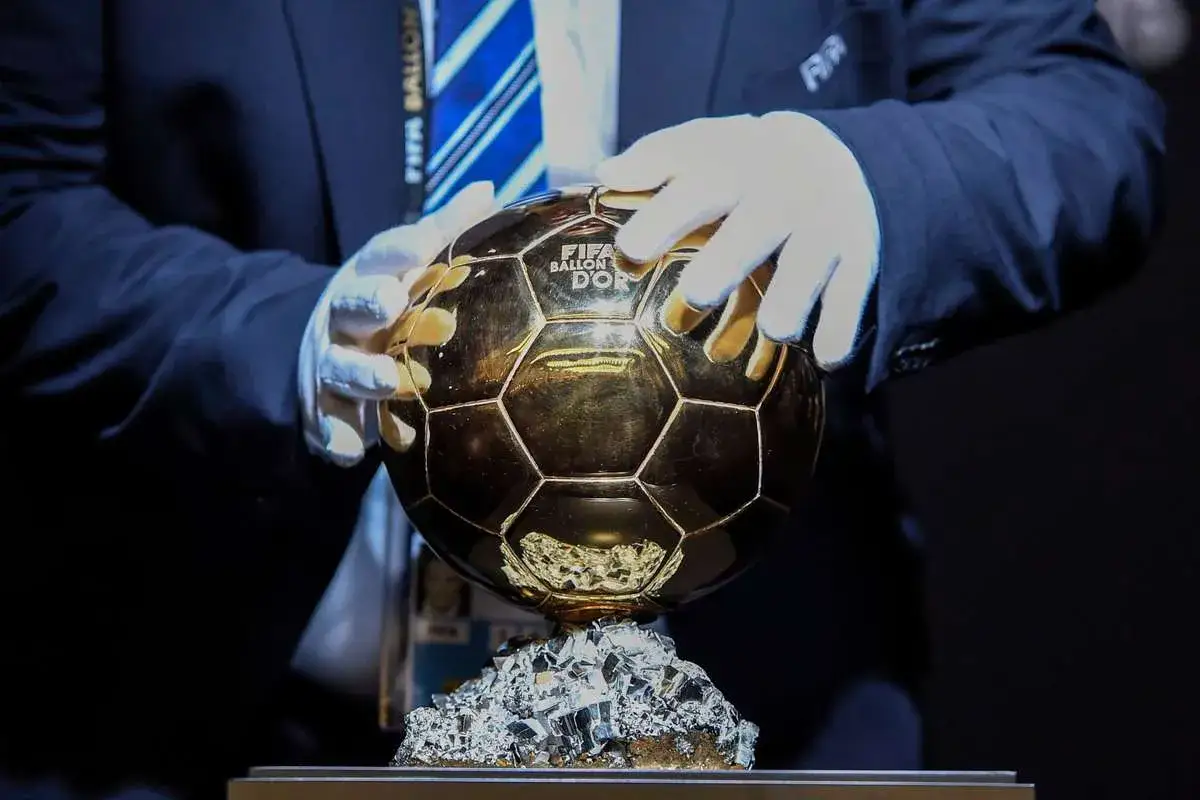Złota Piłka FIFA Ballon d'Or, symbol triumfu, prezentowana w rękawiczkach. Czekamy na moment, kiedy jest losowanie Złotej Piłki.