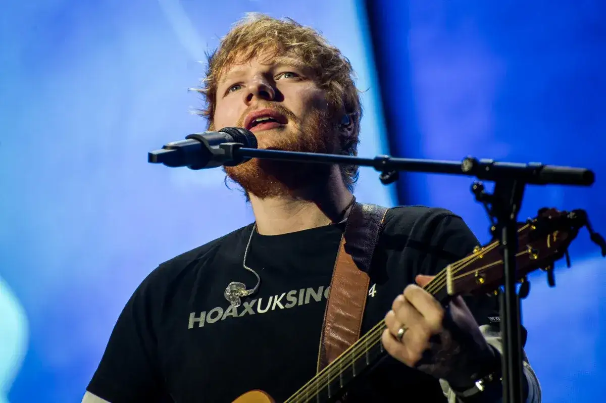 Ed Sheeran na koncercie z gitarą