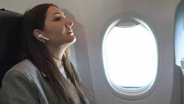 pasażer w samolocie używający słuchawek