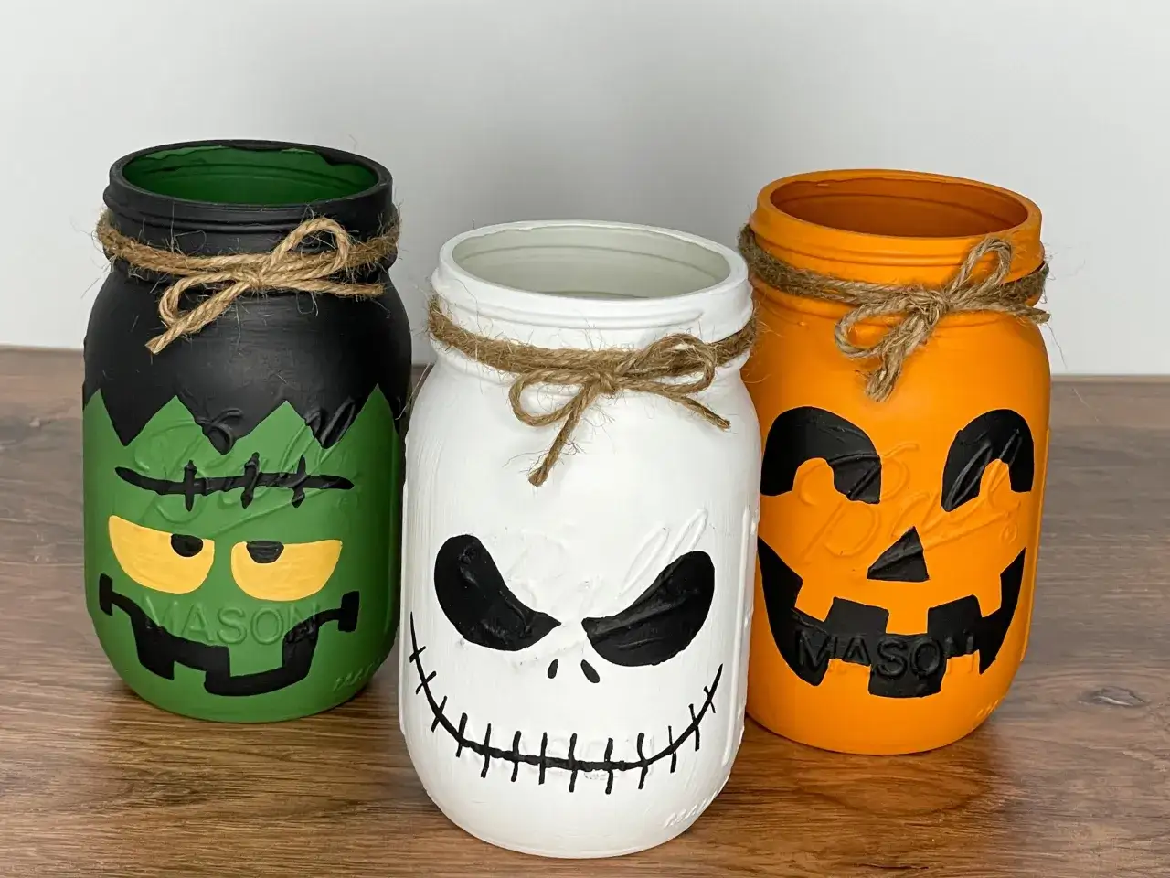 Halloween dekoracje ze słoik&oacute;w mumie