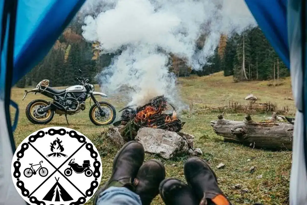 Zloty motocyklowe w górach, ognisko i namiot. Idealne miejsce na odpoczynek po dniu pełnym przygód.