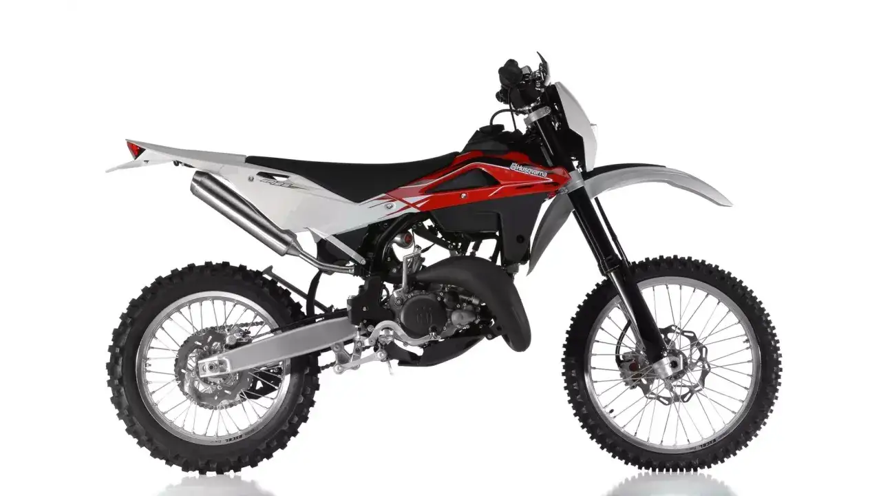 Husqvarna WR 125 dane techniczne: lekki motocykl crossowy z czerwono-białym malowaniem, gotowy do jazdy terenowej.
