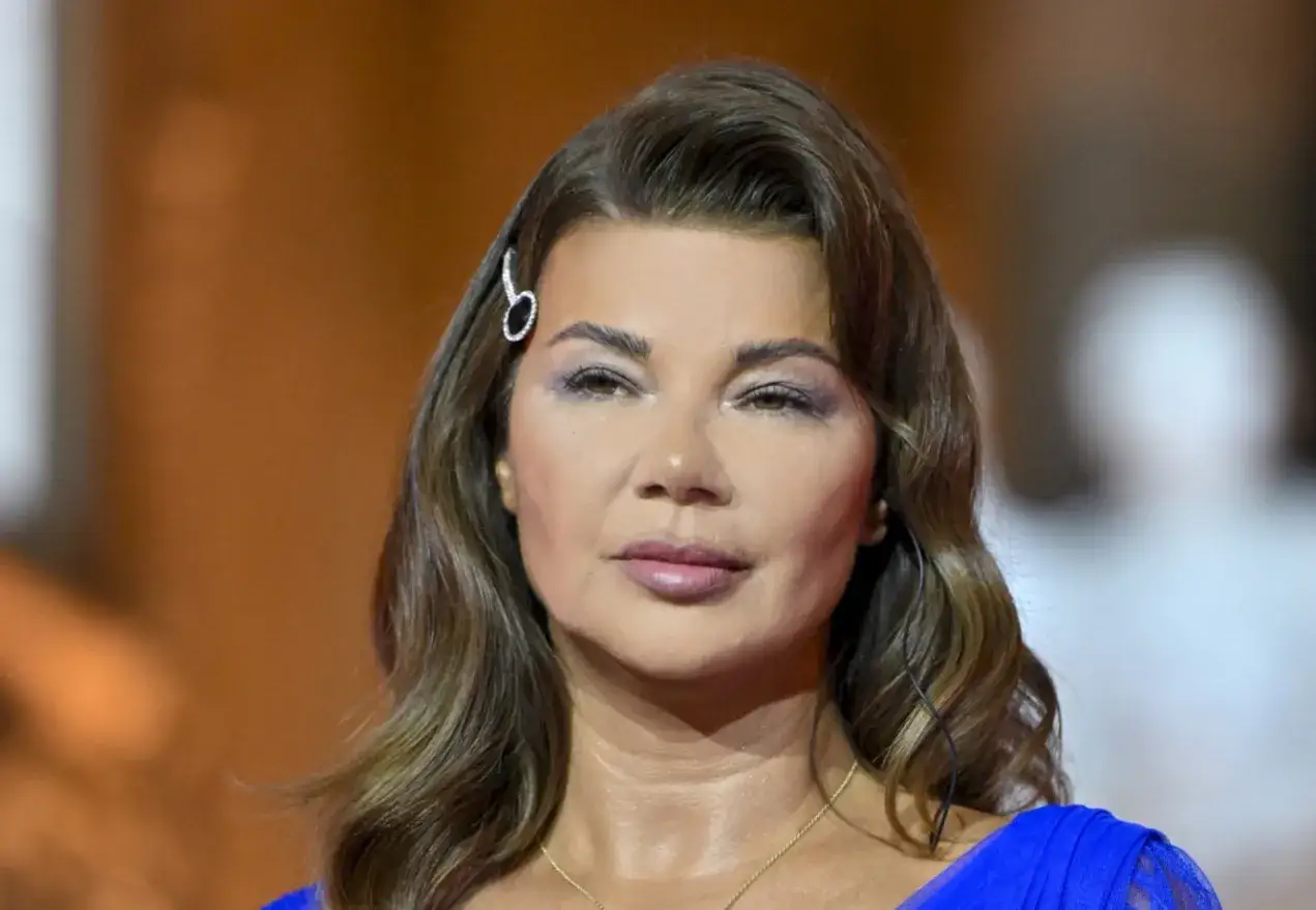 Edyta Górniak, zapytana ile ma lat, prezentuje się zjawiskowo. Włosy z błyszczącą spinką, makijaż podkreślający oczy.