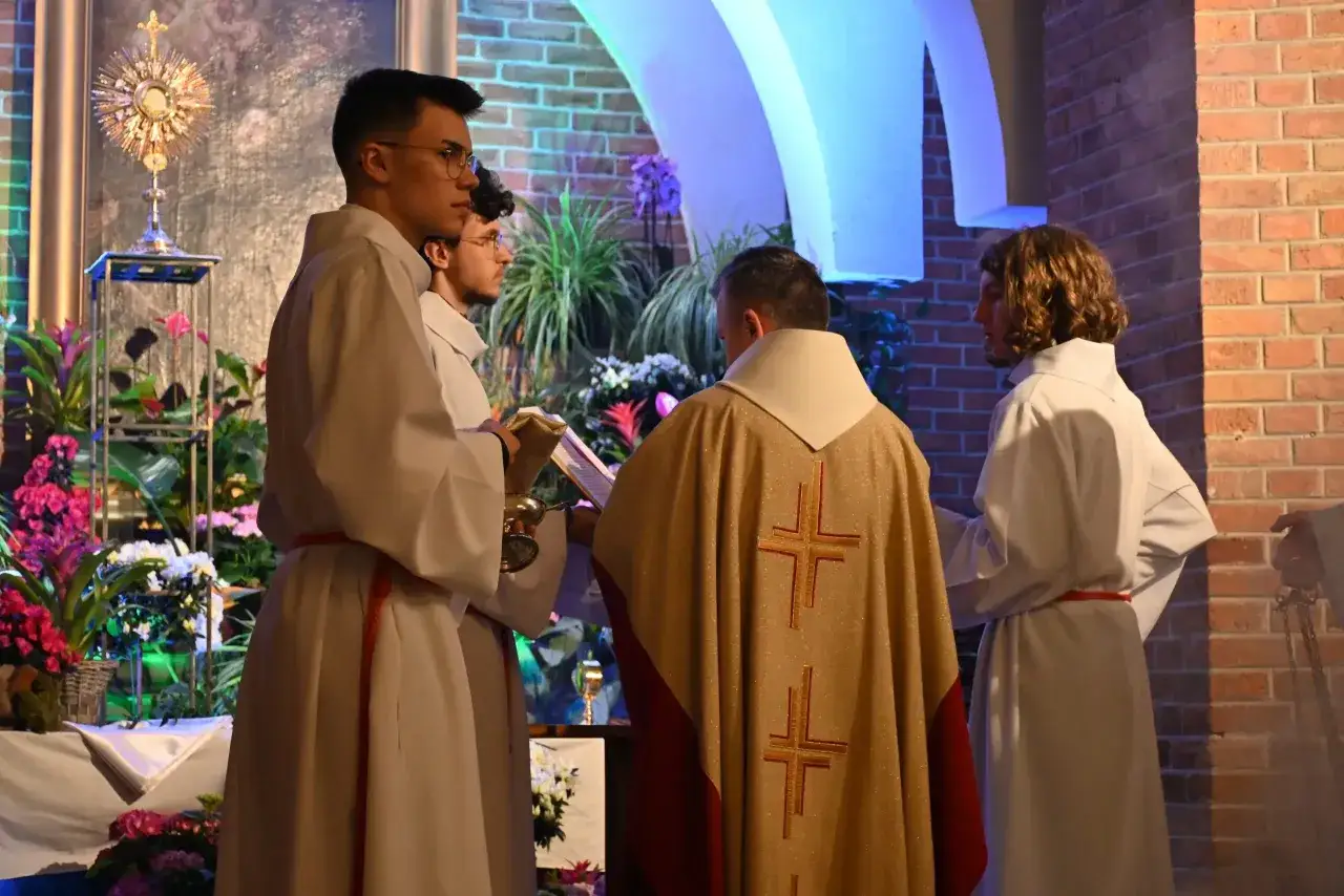 Liturgia trwa, a wierni zastanawiają się, ile trwa Wigilia Paschalna. W kościele trwa uroczystość.