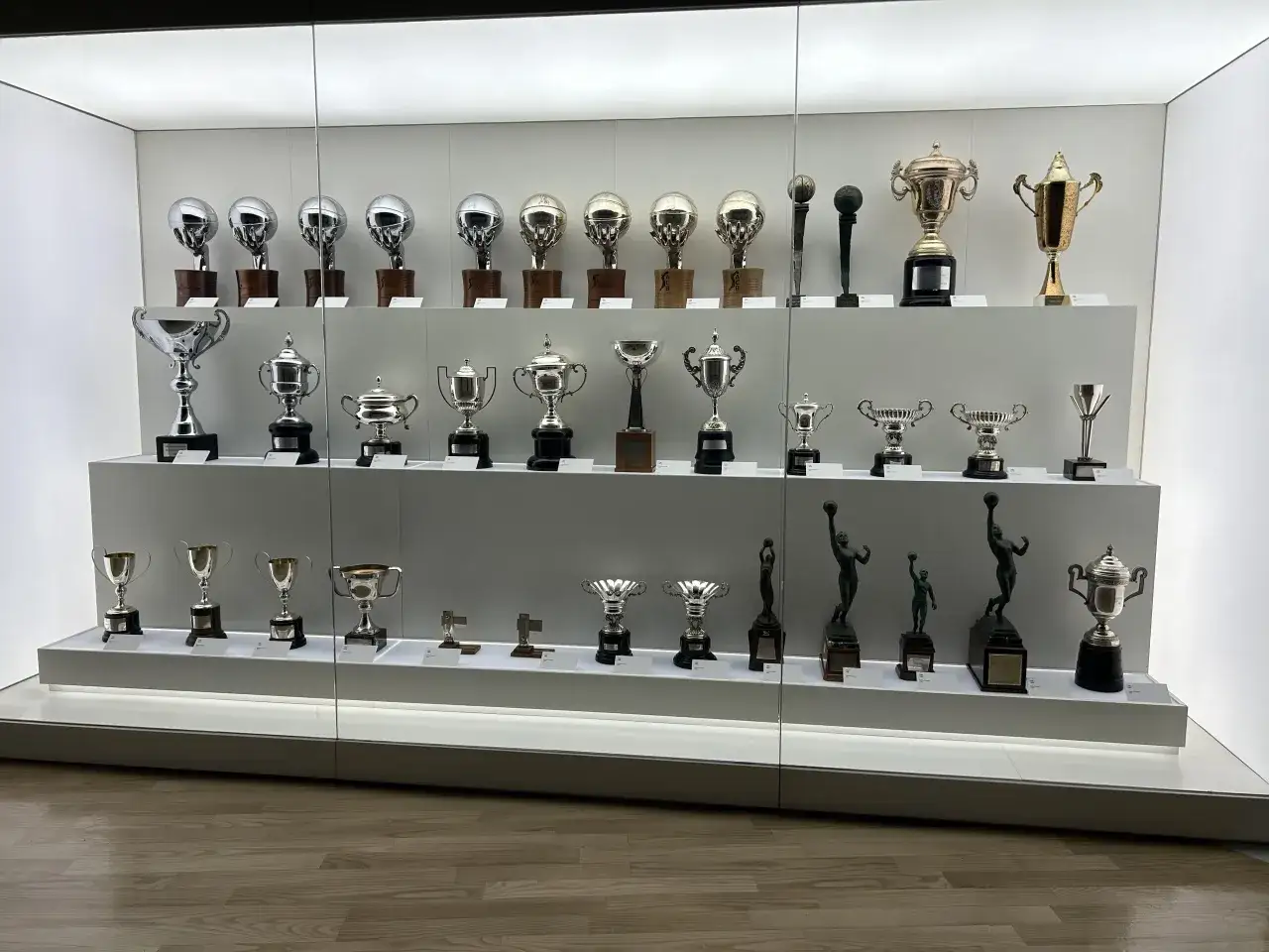 W gablotach błyszczą liczne puchary, świadectwo wielkich zwycięstw. To imponująca kolekcja trofeów Realu Madryt, symbol dominacji i sportowej chwały.