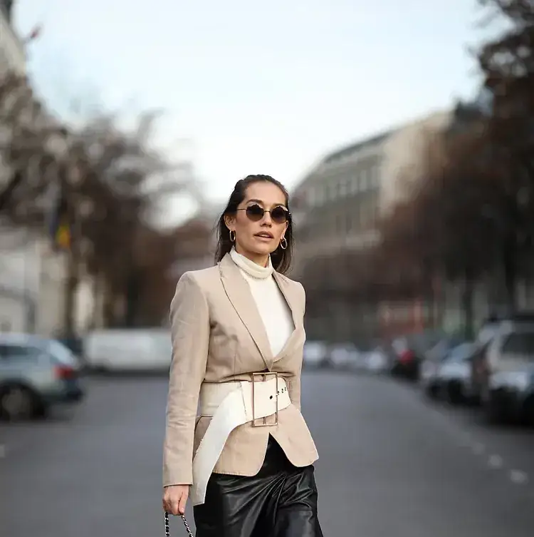 Zdjęcie Outfit falda cuero negra: 7 combinaciones que no puedes perderte