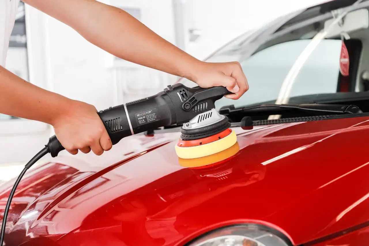 detailer przygotowujący auto do polerowania