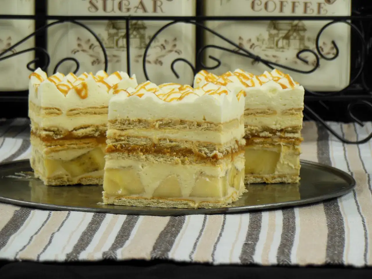 Pyszny banoffee przepis w formie tortu bez pieczenia. Warstwy biszkoptów, kremu, bananów i karmelu.