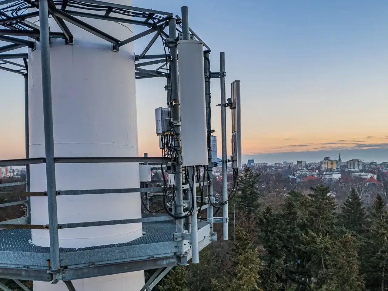 Dron inspekcyjny masztu telekomunikacyjnego