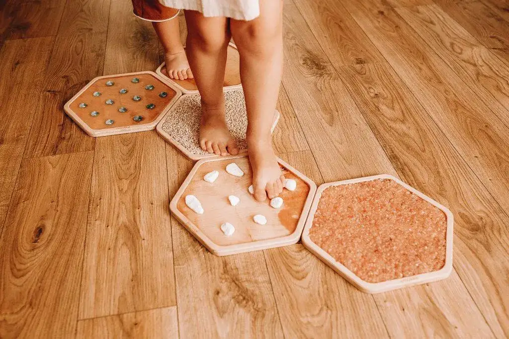 Zdjęcie Ścieżka sensoryczna do chodzenia: jak wspiera rozwój dzieci?