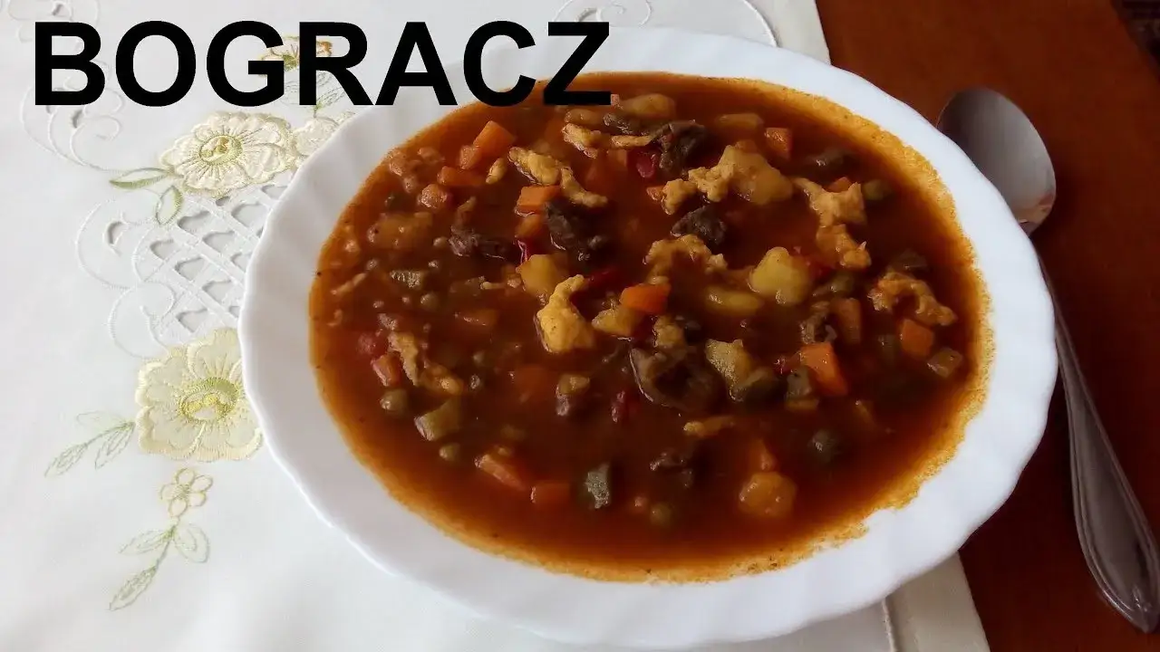 Zdjęcie Smakowity bogracz z pieczarkami i ogórkiem to węgierska uczta!