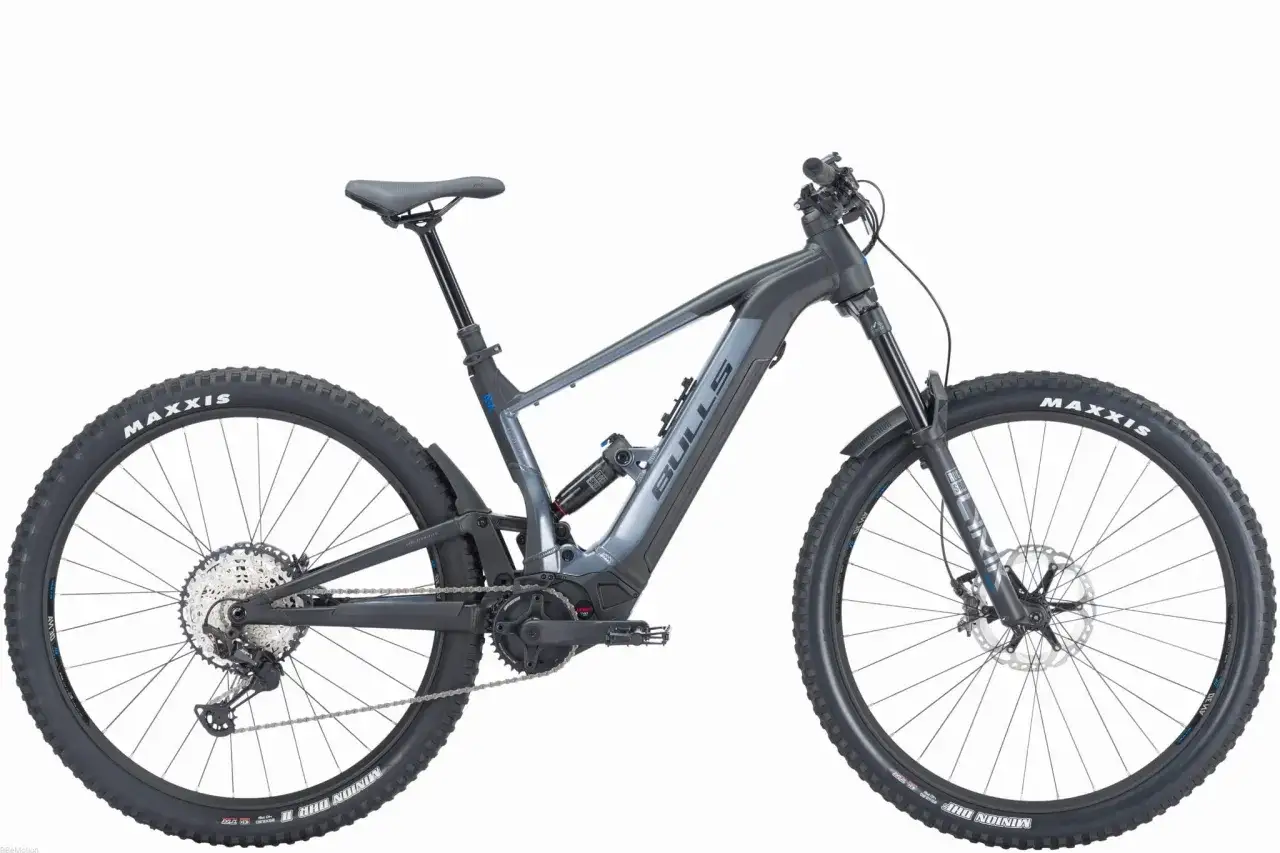 Szary rower elektryczny Bulls e-stream evo am 3 z pełnym zawieszeniem i oponami Maxxis.