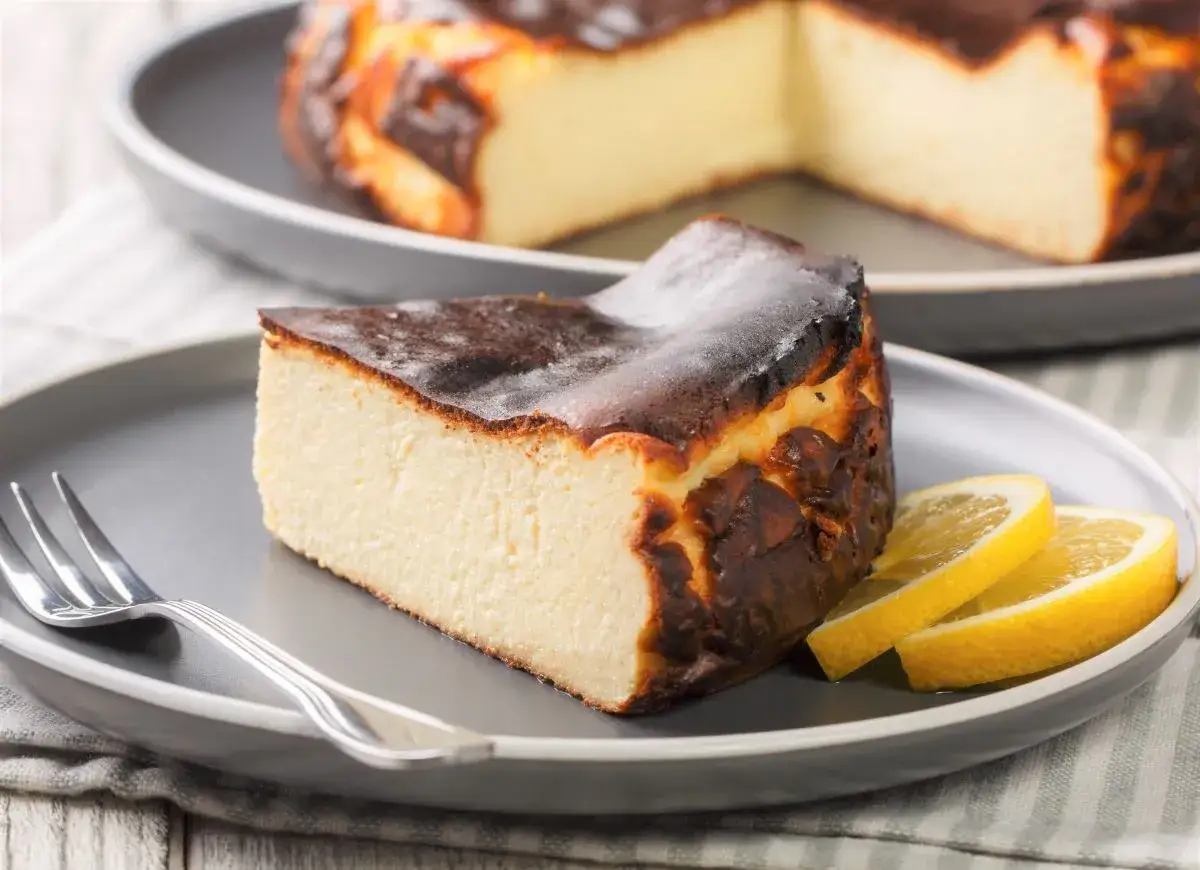 Pyszny sernik z wiaderka z przypaloną skórką, podany z cytryną. Idealny przepis na sernik z wiaderka.