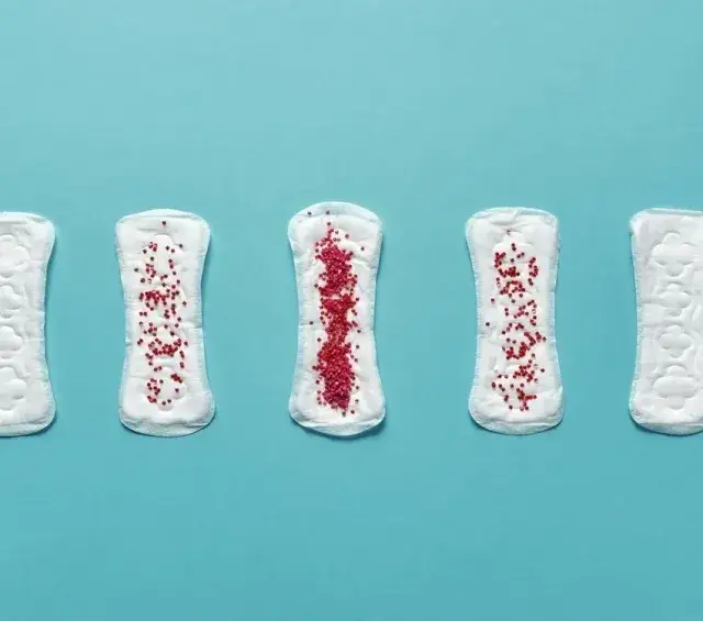normalne i niepokojące skrzepy menstruacyjne porównanie