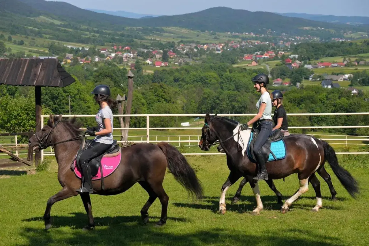 Jazda konna w malowniczej okolicy, przypominającej krajobraz z legend o bac&oacute;wce i białym jeleniu.