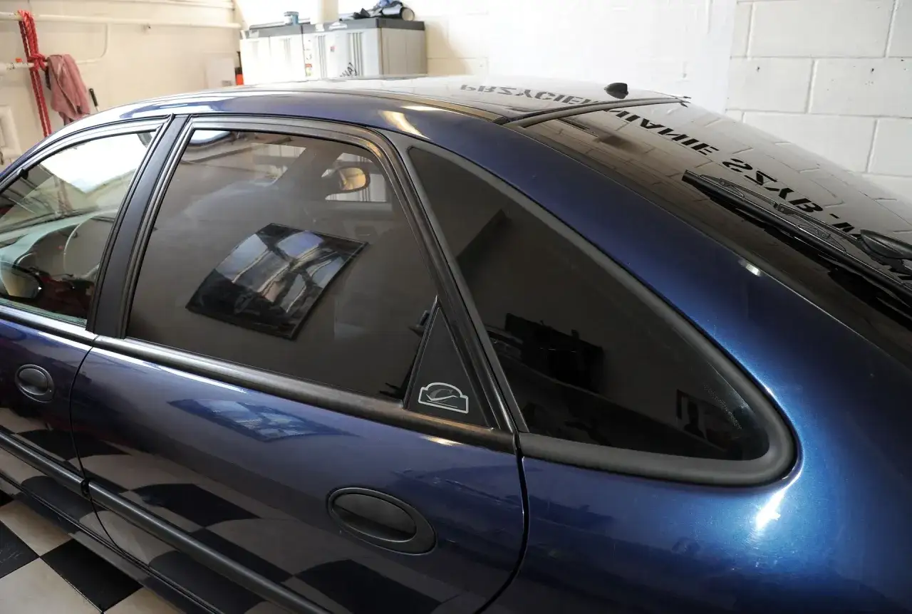 Przyciemnianie przednich szyb w granatowym samochodzie. Ciemne szyby dodają elegancji i prywatności.