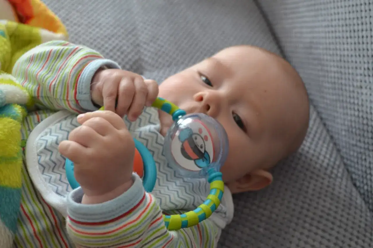 niemowlę chwyt pęsetowy