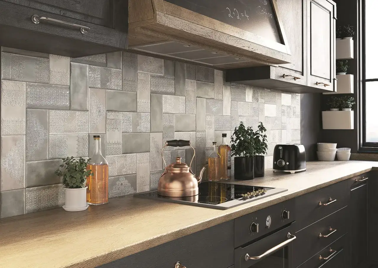 Nowoczesne ściany w kuchni z płytkami o geometrycznym wzorze i metalicznym wykończeniu.