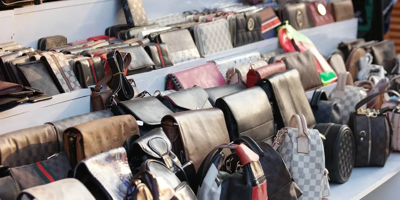 Wiele torebek i portfeli, niektóre z charakterystycznym wzorem. Jak rozpoznać oryginał Burberry? Zwróć uwagę na detale.