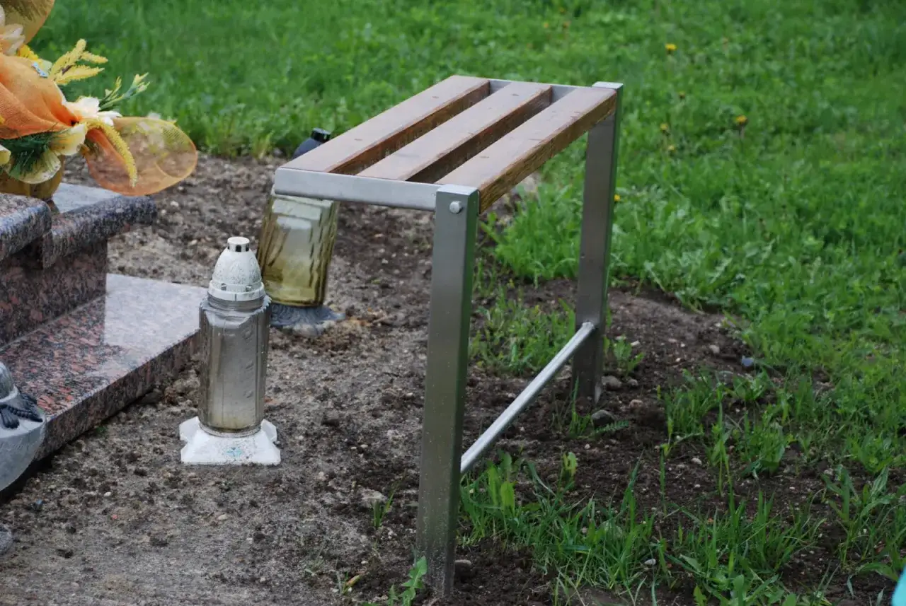 Prosty projekt ławki na cmentarz, idealny do samodzielnego wykonania. Metalowa konstrukcja i drewniane siedzisko.