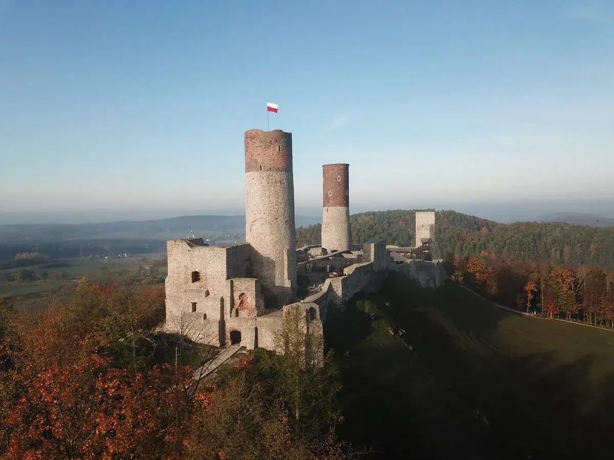 Zamek na wzgórzu, idealne miejsce, by zobaczyć, co zwiedzić w górach świętokrzyskich. Jesienne barwy otaczają ruiny.