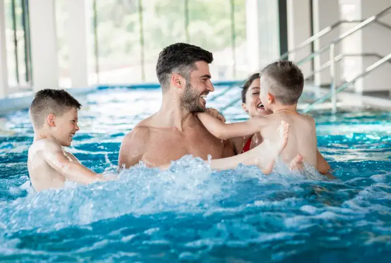 rodzina z dzieckiem na basenie hotelowym