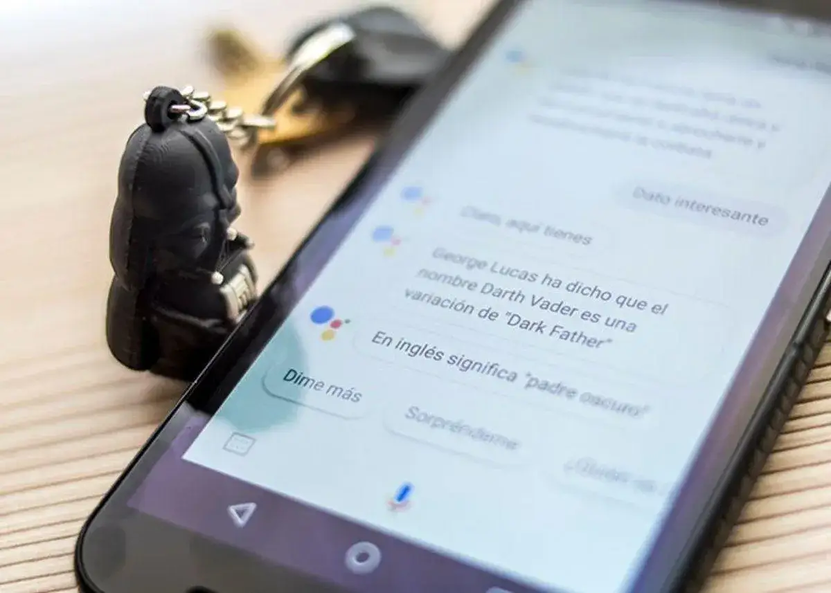 Asystent Google grający w papier kamień nożyce