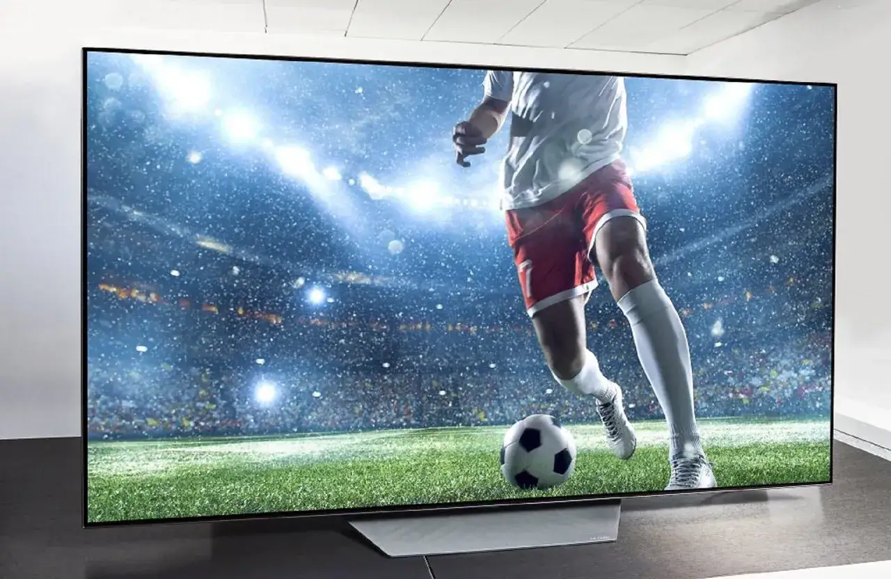 telewizor z meczem piłki nożnej