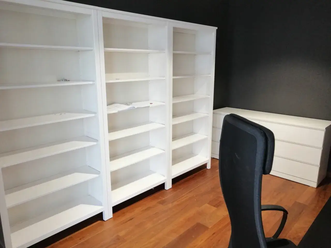 Półki regałów czekają na wypełnienie. Zastanawiasz się, ile kosztuje składanie mebli?