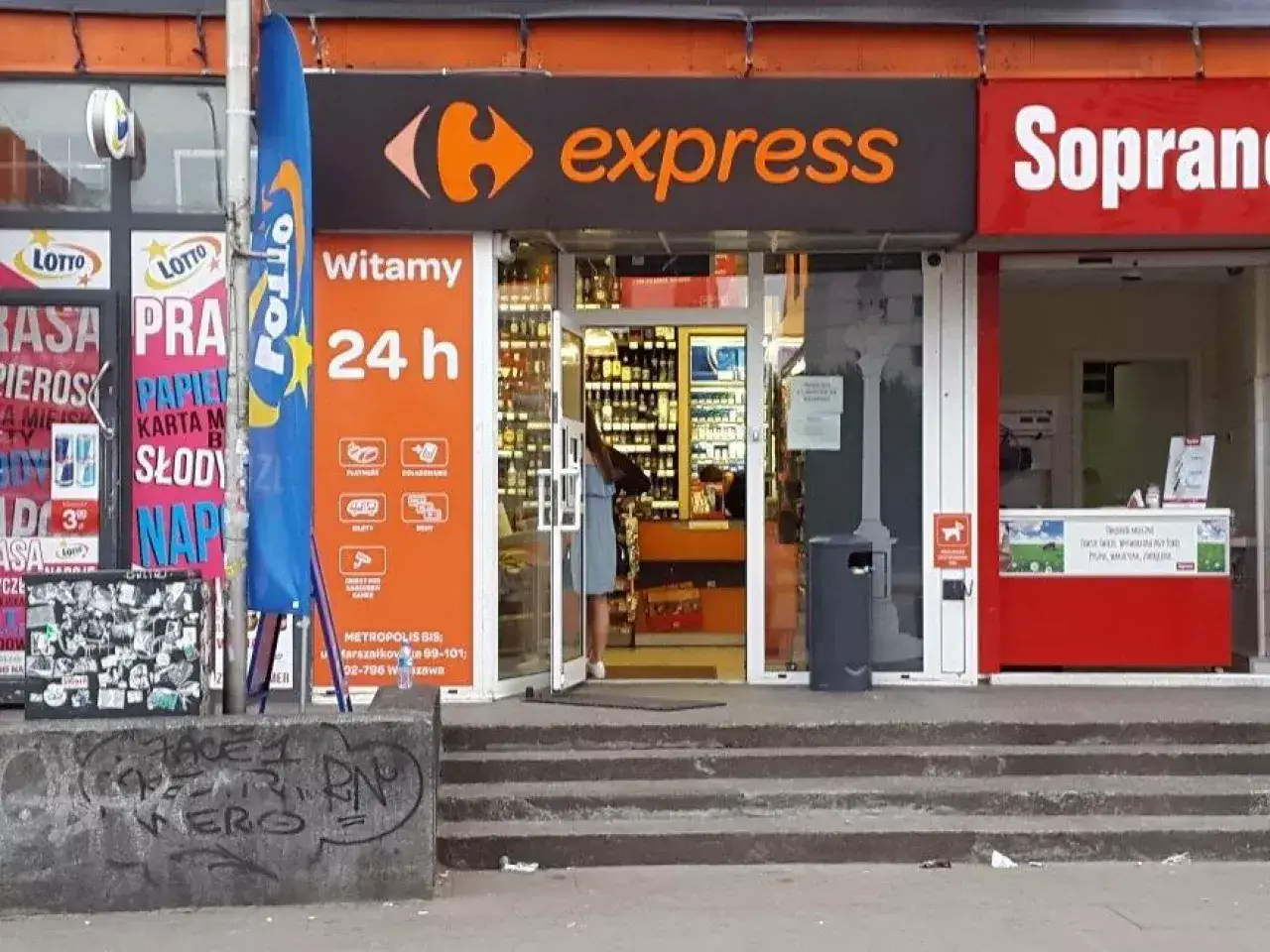 Carrefour Express, sieć francuskich hipermarketów, otwarta 24h. Obok sklep Soprano.