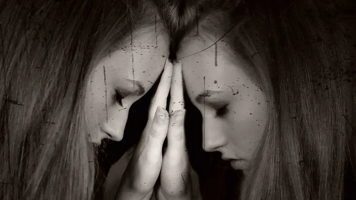 osoba izolująca się, samotna w tłumie