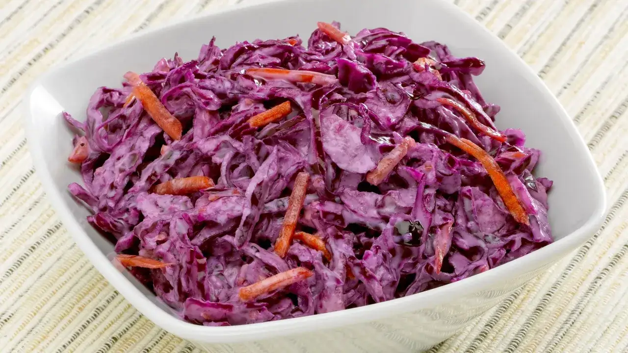 Pyszna surówka z czerwonej kapusty i marchewki w kremowym sosie. Ile czasu musi przegryźć się surówka z czerwonej kapusty przed podaniem? Minimum 30 minut, by smaki się przegryzły.