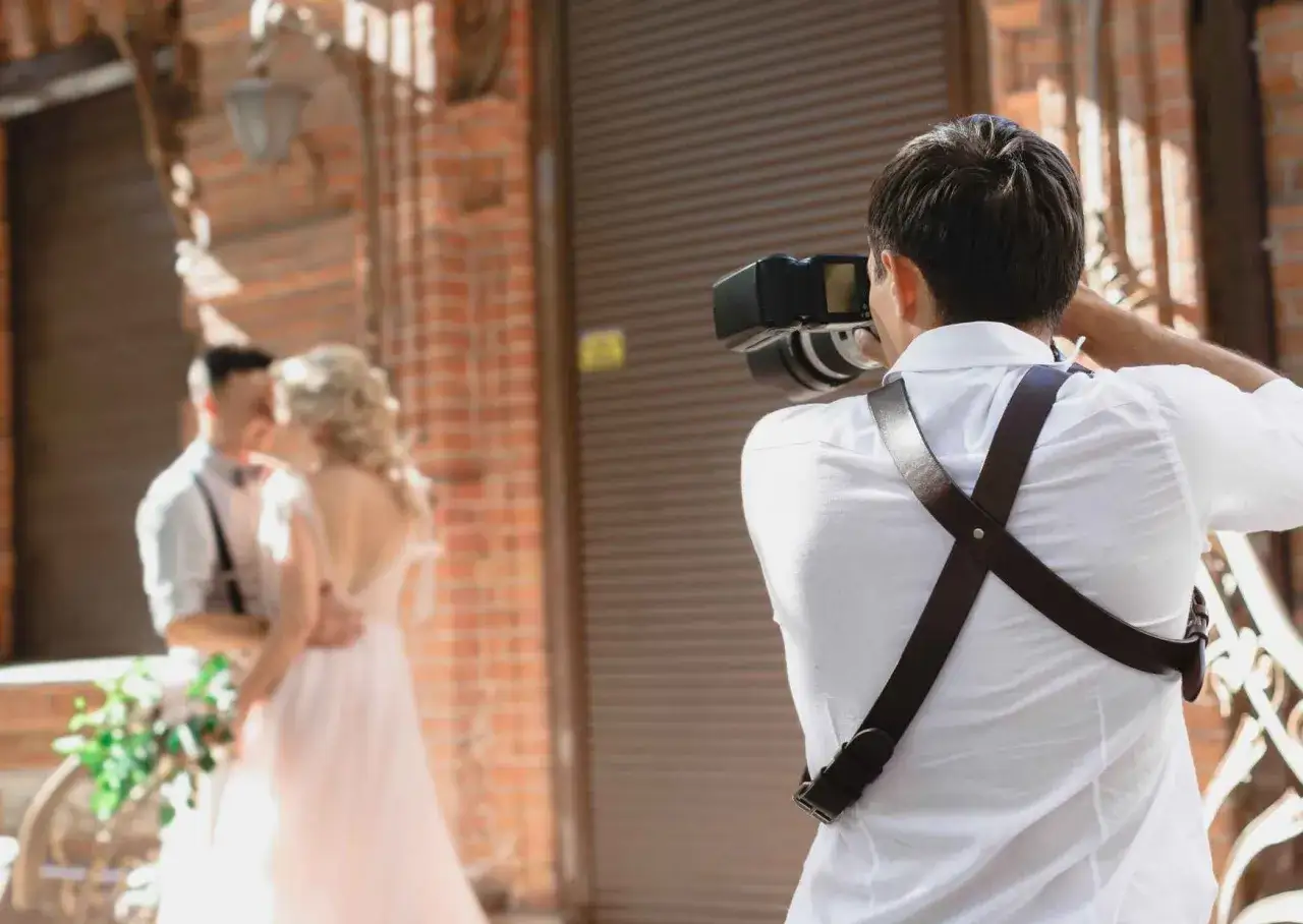Para młoda podpisująca umowę z fotografem