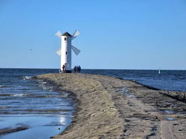 Świnoujście plaża latarnia morska