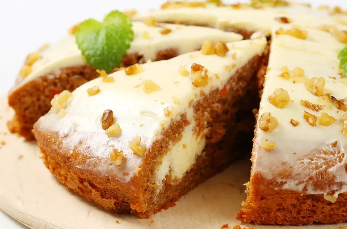 Pyszne ciasto marchewkowe z kremem i orzechami. Idealny przepis na zdrowe ciasto, kt&oacute;re zachwyci każdego.