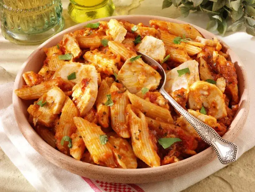 Zdjęcie Penne arrabiata z kurczakiem – łatwy przepis na pyszne danie
