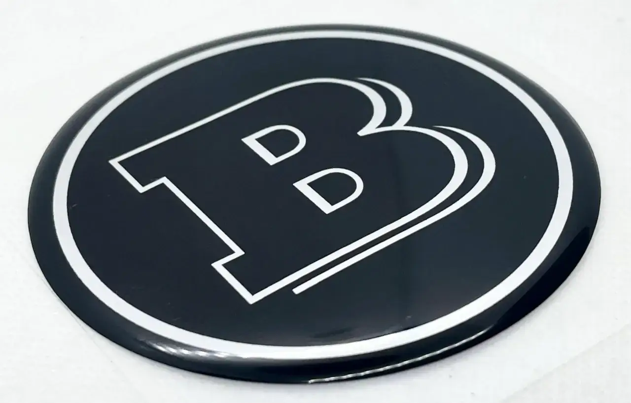 Czarna naklejka z białym logo Brabus. Zastanawiasz się, ile kosztuje tuning Brabus?