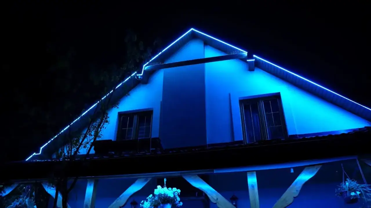 Niebieskie halogeny w podbitce podkreślają architekturę domu nocą, tworząc magiczny klimat.