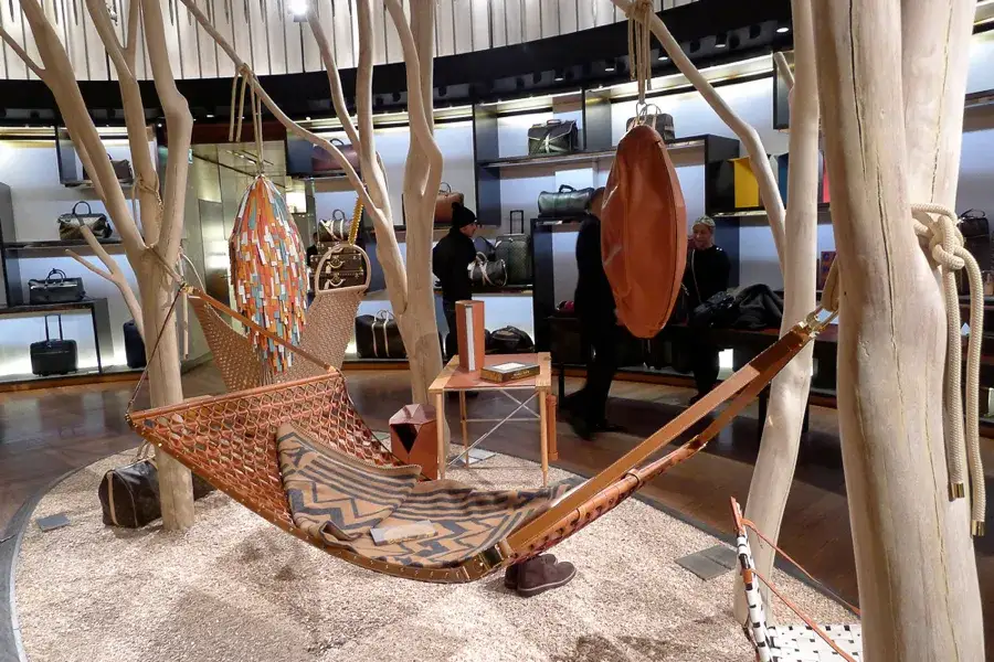 Rzemieślnik Louis Vuitton przy pracy