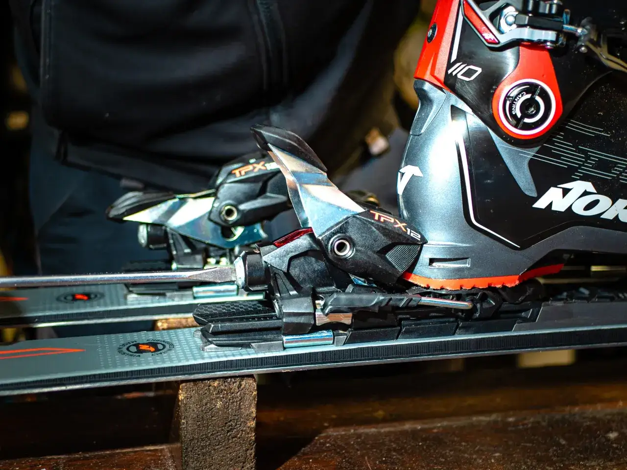 Narty i buty narciarskie. Dowiedz się, ile kosztuje wypożyczenie sprzętu narciarskiego w Zieleńcu, by cieszyć się zimowymi szaleństwami.