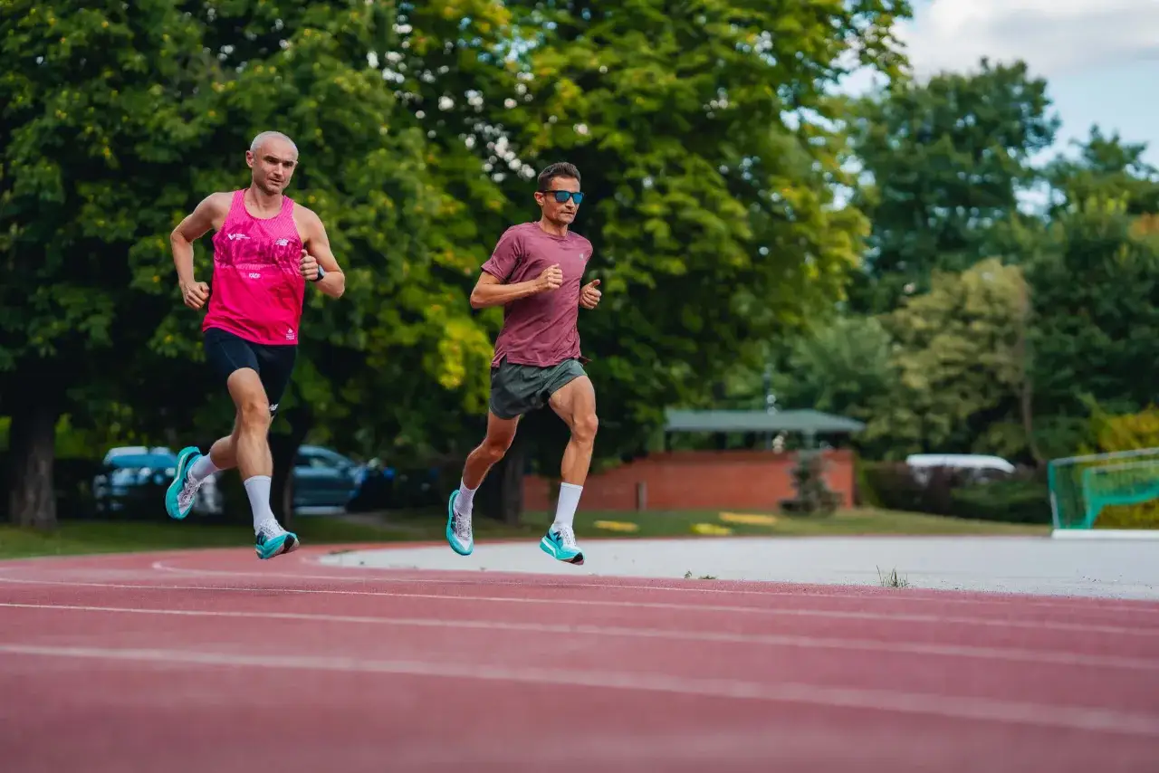 zr&oacute;żnicowany trening biegowy (interwały, biegi tempowe, regeneracyjne)